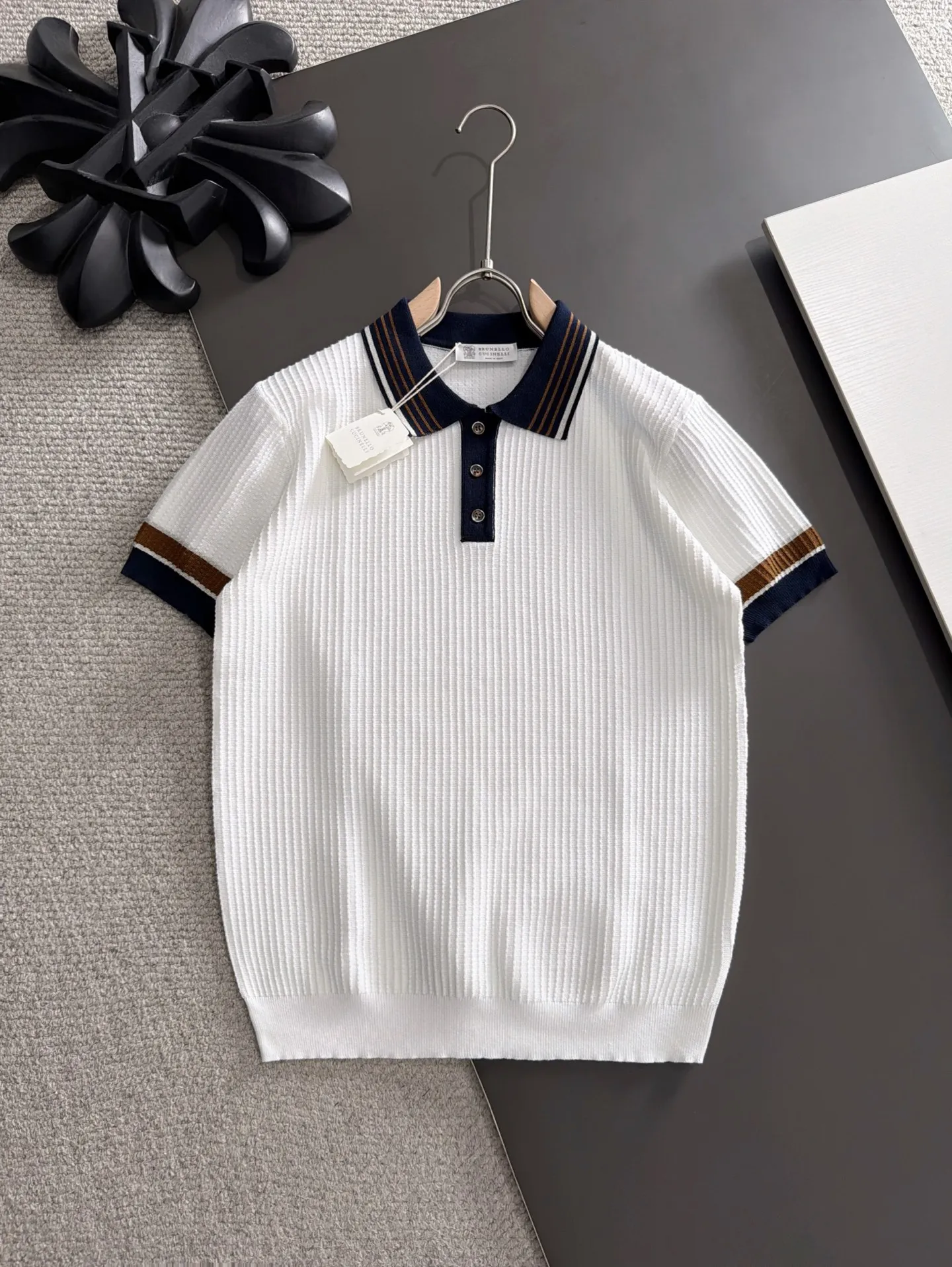Next day shipment BC high quality-Brunello Cucineli 26ss New Arrival men's short-sleeved T-shirt. Like LP, it belongs to the same old-money style top brand. New Arrival is a top-notch brand. New Arrival Original men's casual short-sleeved. Made of combed cotton yarn knitted cotton-like fabric. Exclusive Premium custom-controlled raw materials. It feels substantial when weighed. The upper body is also more textured than ordinary T-shirts. Fashionable Versatile Hot Sale, skin-friendly and comfortable to wear, premium boutique, exquisite workmanship from Factory, great upper body, essential item for men, complete with three standards Sizes M-3XL